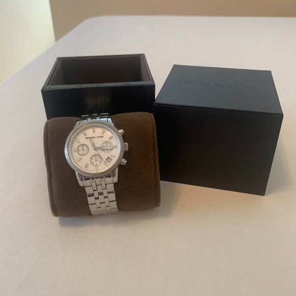 Michael Kors MK-5020 Ladies Chonograph Watch - Picture 2 of 4